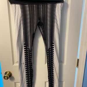 Black and white under armor spandex leggings